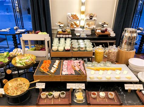 How to get free hotel breakfast .